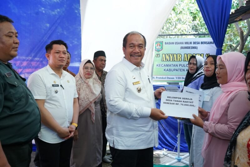 Wakil Bupati Asahan Taufik Zainal Abidin menyerahkan dana bergulir bagi kelompok SPP secara simbolis