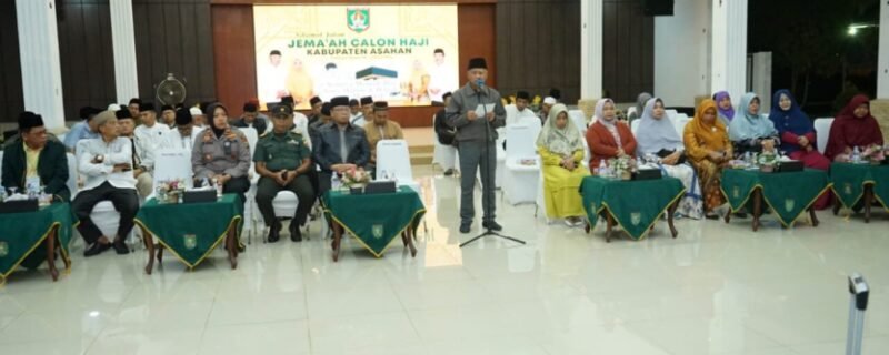  Bupati Asahan H. Surya BSc bersama Forkopimda melepas 34 Calon Jama'ah Haji tahap ke-III di Pendopo Rumah Dinas Bupati, Kamis (15/06/2023). 