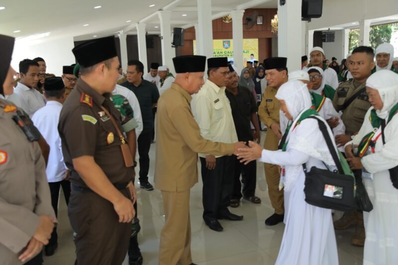 Bupati Asahan H. Surya, BSc bersama dengan dengan Forkopimda Kabupaten Asahan melepes 63 orang Jema'ah Calon Haji Kabupaten Asahan Tahun 1444 H/2023 M tahap ke-II di Pendopo Rumah Dinas Bupati Asahan, Senin (05/06/2023)
