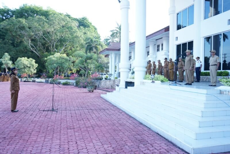 Bupati Asahan H. Surya BSc memimpin Apel Gabungan di halaman Kantor Bupati Asahan, Senin (05/06/2023)