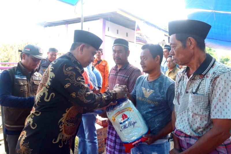 Bupati Wajo, Amran Mahmud memanfaatkan momen libur/cuti bersama, Jum'at (2/6/2023) untuk mengunjungi sekaligus menyemangati warga korban bencana kebakaran di Desa Botto Kecamatan Takkalalla