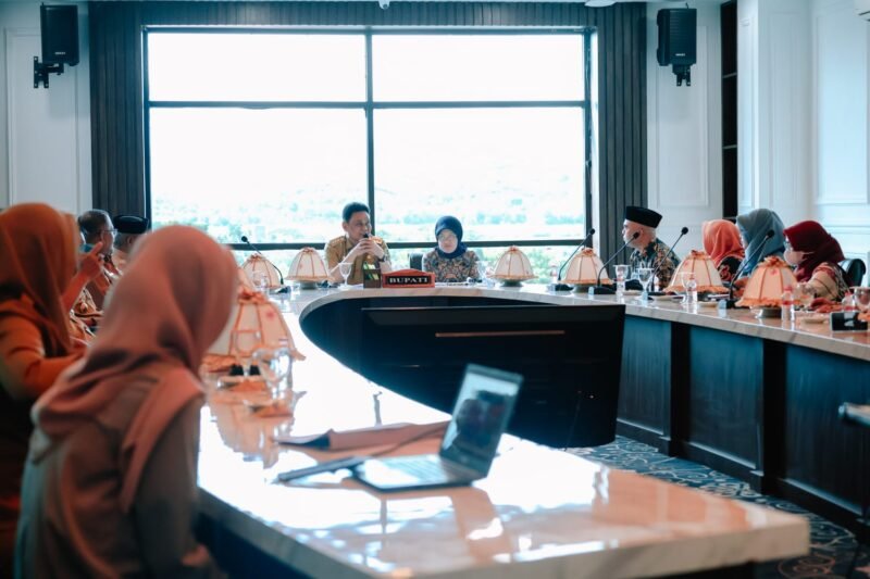 Bupati Barru Ir. H. Suardi Saleh, M.Si., bersama Anggota Komisi IX DPR RI Fraksi NasDem drg. Hj. Hasnah Syam, MARS., selaku Ketua TP. PKK Barru menerima rombongan Pemkab Kutai Kartanegara, di ruang kerja Bupati, lantai 5 MPP, pada Senin (5/6/2023)