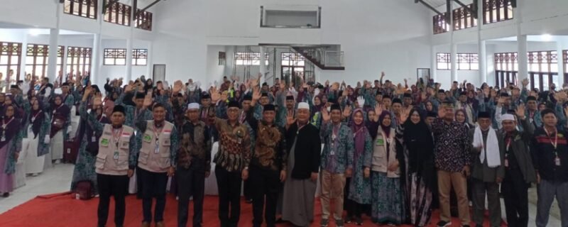 Pelepasan pemberangkatan Jamaah Haji Khusus (Plus) PT. Darmawan Tour dan Travel tahun 2023 di Islamic Center Palaguna, Kecamatan Pammana, Minggu (12/6/2023)