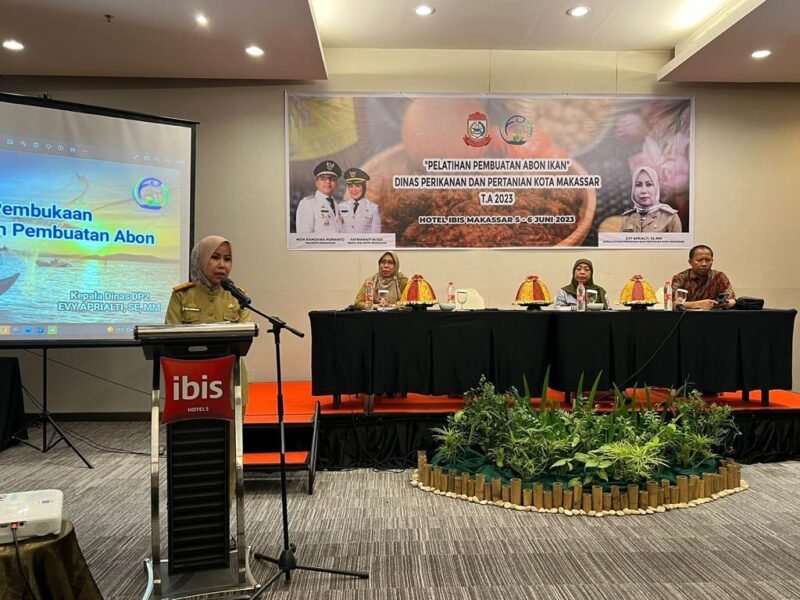 Kepala Dinas Perikanan dan Pertanian (DP2) Kota Makassar, Evy Aprialti, SE., MM., membuka Pelatihan Pembuatan Abon Ikan  (Musrenbang) Kelurahan Tamalabba, Totaka dan Malimongan Tua yang digelar Bidang Perikanan Tangkap yang berlangsung selama 2 hari sejak tanggal 5-6 Juni 2023 di Hotel Ibis Jalan Maipa