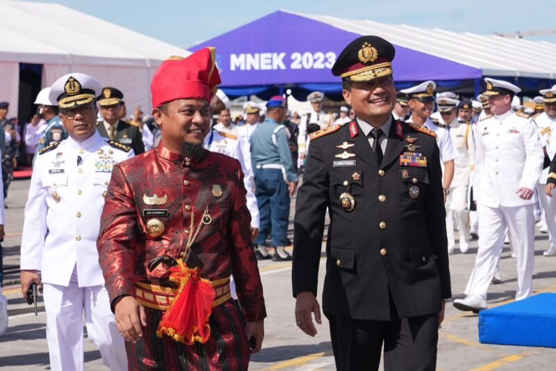 Gubernur Sulawesi Selatan, Andi Sudirman Sulaiman mendampingi Panglima TNI, Bapak Laksamana TNI Yudo Margono membuka kegiatan latihan bertaraf internasional 4th Multilateral Naval Exercise Komodo (MNEK) 2023 di Pelabuhan Soekarno Hatta, Makassar, Senin (05/06/2023)