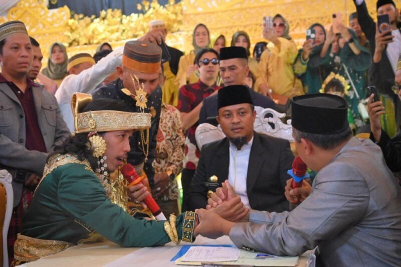 Gubernur Sulsel, Andi Sudirman Sulaiman hadir secara langsung menjadi saksi akad pernikahan komedian dan kreator konten Nur Ichsan Hasyim (Tumming) dengan Nur Ananda (Nanda) di Malino, Kabupaten Gowa, Kamis (01/06/2023)