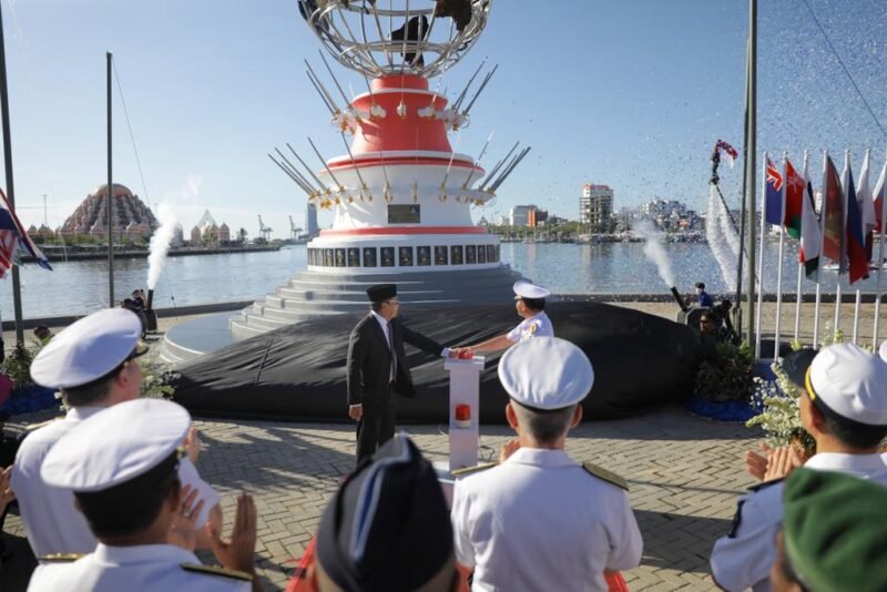 Wali Kota Makassar Moh Ramdhan Pomanto bersama Kepala Staf Angkatan Laut (KSAL) Laksamana TNI Muhammad Ali meresmikan Monumen Multilateral Naval Exercise Komodo (MNEK) 2023 di Kawasan Center Point of Indonesia (CPI), Selasa (06/06/2023)