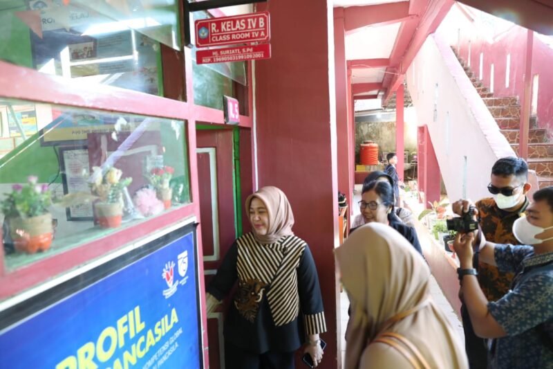 Wakil Wali Kota Makassar, Fatmawati Rusdi meninjau kondisi Sekolah Dasar Negeri (SDN) di empat Kecamatan, Kamis (08/06/2023)