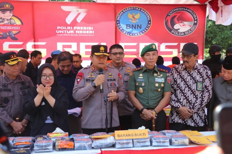 Kapolda Sulsel, Irjen Pol. Drs. Setyo Boedi Moempoeni Harso gelar Press Release Pemusnahan Barang Bukti Pengungkapan Kasus Narkotika oleh Satuan Reserse Narkotika Polda Sulsel dan Polres, di Mapolda Sulsel, Kamis (08/06/2023)