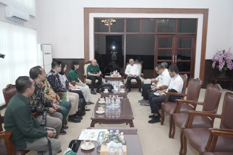 Bupati Asahan H. Surya, BSc didampingi Kadis Pendidikan Kabupaten Asahan dan Plh Kadis Kominfo Kabupaten Asahan menerima kunjungan Tanoto Foundation di Ruang Kerja Bupati Asahan, Rabu (14/06/2023)