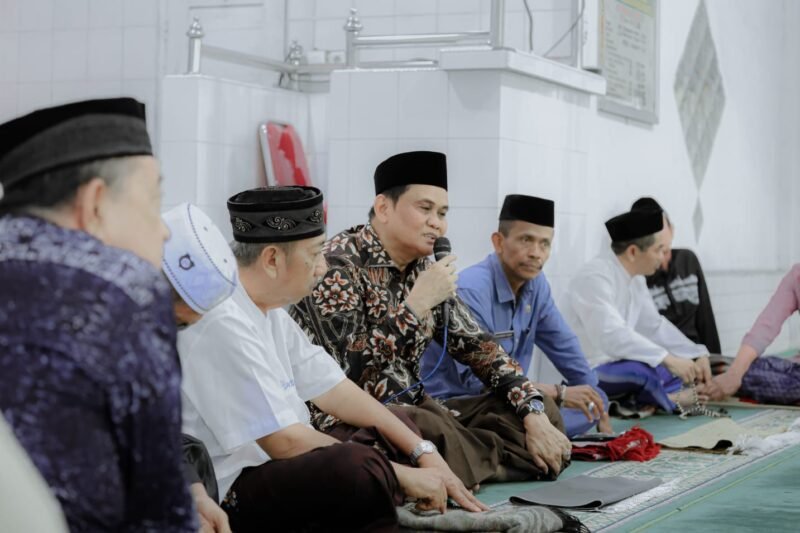 Bupati Barru Ir. H. Suardi Saleh, M.Si., memberikan  sambutan usai melaksanakan shalat Jumat di di masjid Nurussahadah Lasinri, Jumat (16/6/2023)