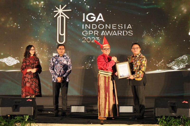 Dinas Komunikasi dan Informatika (Diskominfo) Kota Makassar berhasil menyabet dua penghargaan dalam Indonesia GPR Award (IGA) 2023 diterima langsung oleh Asisten I Bidang Pemerintahan Kota Makassar, Andi Muhammad Yasir yang digelar oleh Humas Indonesia yang diwakili di Hotel Claro Makassar, Jumat (16/06/2023), malam
