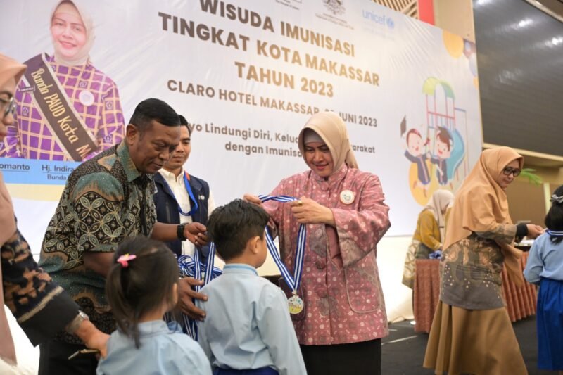 Bunda PAUD Kota Makassar, Indira Yusuf Ismail hadir secara langsung membuka acara Wisuda Imunisasi Tingkat Kota Makassar di Hotel Claro, Kamis (22/06/2023)