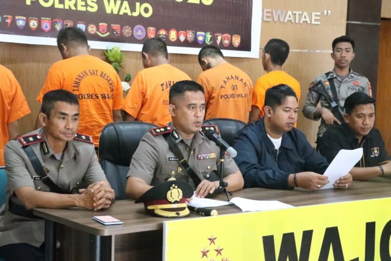 Kapolres Wajo AKBP Fatchur Rochman didampingi Kasat Reskrim AKP Theodorus Echeal Setiyawan dan KABAG OPS Kompol Abdul Rahman saat menggelar press release Operasi Sikat Lipu di Lobi Mapolres Wajo Selasa (27/06/2023)