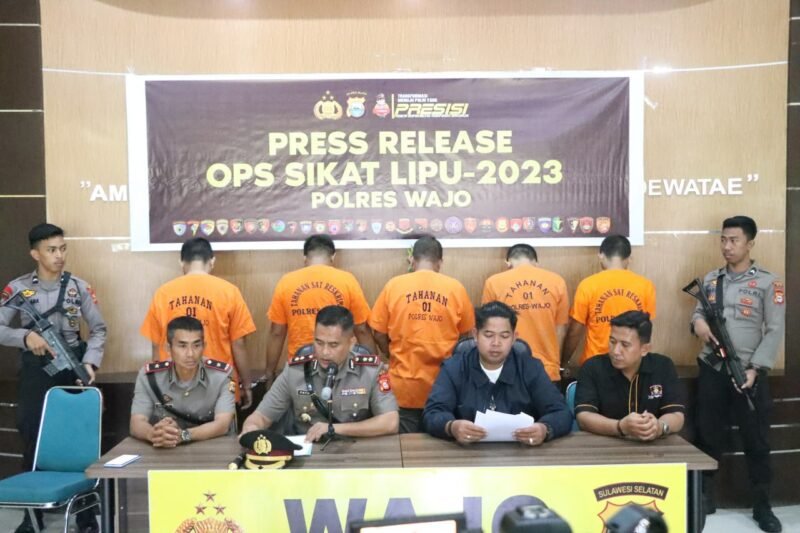 Kapolres Wajo AKBP Fatchur Rochman didampingi Kasat Reskrim AKP Theodorus Echeal Setiyawan dan KABAG OPS Kompol Abdul Rahman saat menggelar press release Operasi Sikat Lipu di Lobi Mapolres Wajo Selasa (27/06/2023)