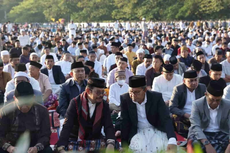Menteri Pertanian RI Syahrul Yasin Limpo (SYL) bersama Wali Kota Makassar Moh Ramdhan Pomanto melaksanakan Salat Idul Adha 1444 H di Lapangan Karebosi, Kamis (29/06/2023).