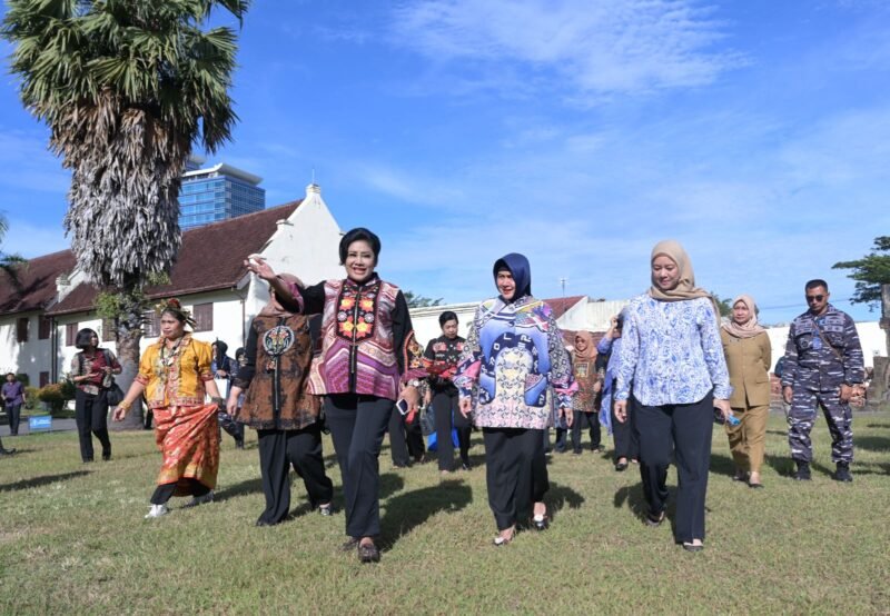 Ketua TP PKK Kota Makassar Indira Yusuf Ismail menyambut rombongan kunjungan kebudayaan Ladies Program istri delegasi Multilateral Naval Exercise Komodo (MNEK) 2023 di Benteng Rotterdam, Senin (05/06/2023)