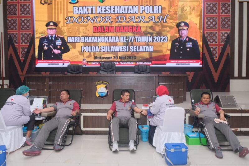 Bid Dokkes Polda Sulsel bekerjasama dengan Palang Merah Indonesia (PMI) Kota Makassar menggelar donor darah secara massal dalam rangka menyambut Hari Bhayangkara Ke-77 bertempat di Aula Andi Mappaodang Polda Sulsel, Selasa (20/06/2023)