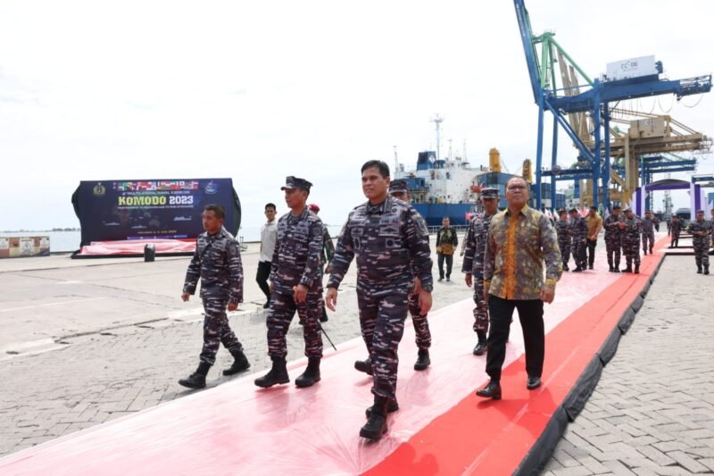 Wali Kota Makassar, Danny Pomanto mendampingi KSAL Laksamana TNI, Muhammad Ali meninjau lokasi Opening Ceremony Multilateral Naval Exercise Komodo (MNEK) 2023 do Dermaga Pelabuhan Soekarno Hatta, Minggu (04/06/2023)