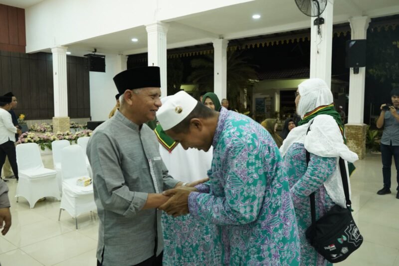 Pemerintah dan Forkopimda Kabupaten Asahan menyambut kepulangan Jama'ah Haji Gelombang I Kloter 14, di Pendopo Rumah Dinas Bupati Asahan, Selasa (18/07/2023)