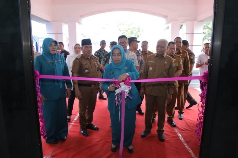 Peresmian Gedung Kantor Kecamatan Pulau Rakyat ditandai dengan penandatanganan prasasti oleh Bupati Asahan dan pengguntingan pita oleh Ketua TP PKK Kabupaten Asahan Ny. Hj. Titiek Sugiharti Surya.
