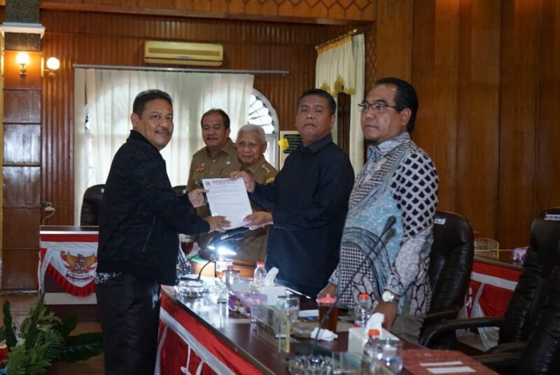  Bupati Asahan H. Surya BSc ikuti rapat Paripurna Perancangan Peraturan Daerah Tentang Pertanggungjawaban Pelaksanaan Anggaran Pendapatan dan Belanja Daerah (APBD) Tahun Anggaran 2022 di Aula DPRD Kabupaten Asahan, Selasa (04/07/2023)