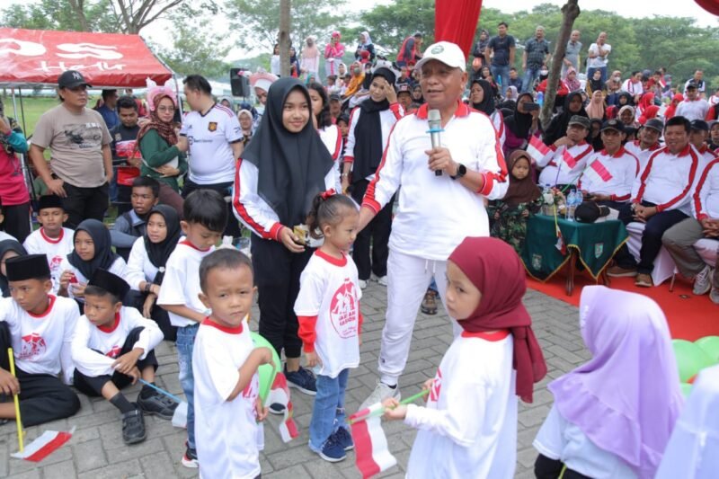 Bupati Asahan H. Surya, BSc disela-sela keseruannya bermain bersama anak-anak tersebut didampingi Bunda Paud Kabupaten Asahan, Kapolres Asahan, Kajari Asahan, mewakili Dandim 0208/Asahan, mewakili Danlanal TBA, mewakili Danyon 126/KC, mewakili PN Kisaran dan Sekretaris Daerah Kabupetan Asahan, Minggu (30/07/2023)