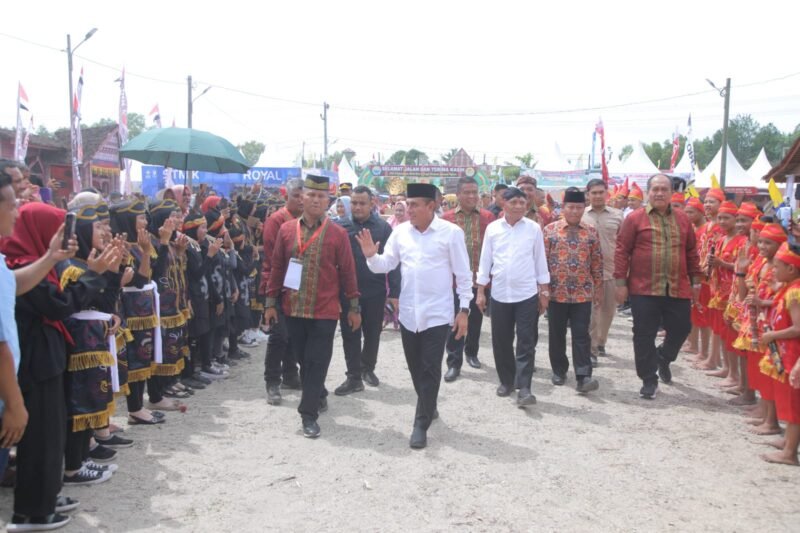 Gubernur Sumatera Utara (Gubsu) Edy Rahmayadi membuka secara resmi Pangelaran Seni Budaya Daerah (PSBD) ke V Tahun 2023 Kabupaten Asahan di Jalan Taufan Gama Simatupang, Kelurahan Sei Renggas Kecamatan Kota Kisaran Barat, Sabtu (22/07/2023)