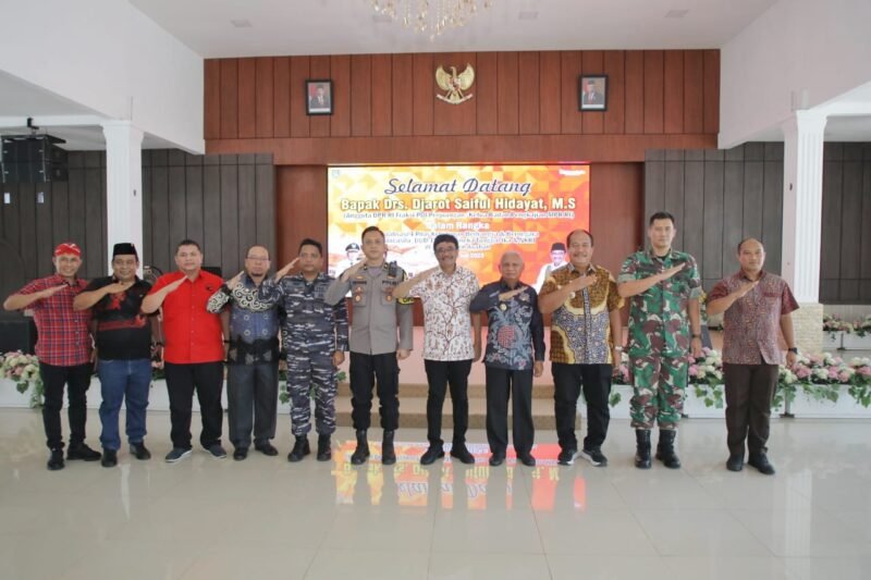 Bupati Asahan H. Surya, BSc bersama dengan Wakil Bupati Asahan Taufik Zainal Abidin Siregar, S. Sos, M. Si dan Forkopimda Kabupaten Asahan mengikuti sosialisasi 4 Pilar Kehidupan Berbangsa dan Bernegara Pancasila, UUD 1945, Bhineka Tunggal Ika dan NKRI di Kabupaten Asahan yang disampaikan oleh Anggota DPR RI Fraksi PDI Perjuangan/Ketua Badan Pengkajian MPR RI Drs. H. Djarot Saiful Hidayat, MS di Pendopo Rumah Dinas Bupati Asahan, Jum'at (21/07/2023)