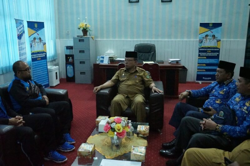 Sekretaris Daerah (Sekda) Kabupaten Asahan John Hardi Nasution melepas 6 orang Atlet DPK KORPRI Asahan yang tergabung dalam Kontingen DPP KORPRI Sumatera Utara, untuk mengikuti Pekan Olahraga Nasional (Pornas) KORPRI ke-XVI di Semarang, Jawa Tengah, Selasa (11/07/2023)