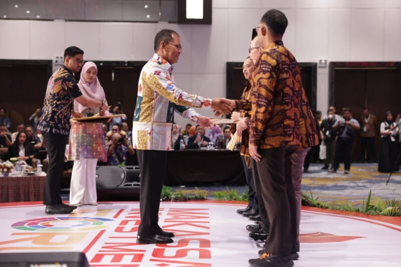 Wali Kota Makassar, Moh. Ramdhan Pomanto mengukuhkan Dewan Investasi Kota Makassar di Claro Hotel, Jumat (14/07/2023)