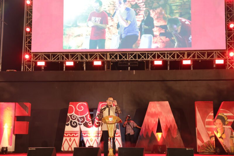 Ketua Asosiasi Pemerintah Kota Seluruh Indonesia (APEKSI), Bima Arya Sugiarto bawakan sambutan saat gala dinner Rakernas XVI Tahun 2023 di Anjungan Pantai Losari, Selasa (11/07/2023)