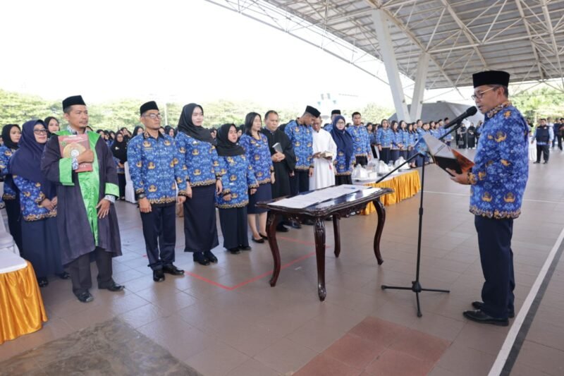 Wali Kota Makassar Moh Ramdhan Pomanto secara simbolis menyerahkan sebanyak 680 SK PPPK (P3K) Formasi Guru 2022 dan Pengambilan Sumpah Jabatan Tahun 2023 se-Kota Makassar di Lapangan Karebosi, Senin (17/07/2023)