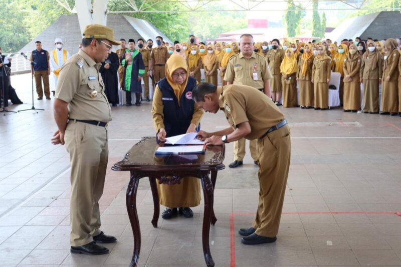 Wali Kota Makassar Moh Ramdhan Pomanto melantik 829 Pejabat Fungsional Tertentu, di Tribun Lapangan Karebosi, Senin (24/07/2023)