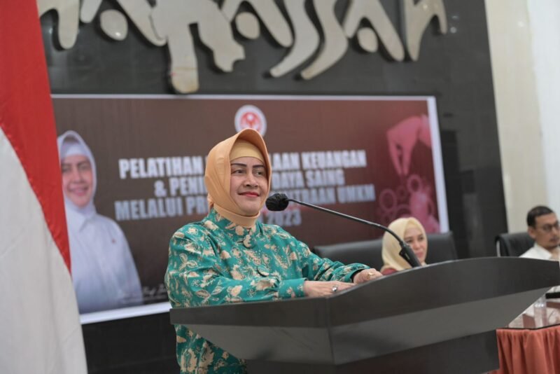 Ketua Dekranasda Kota Makassar Indira Yusuf Ismail, secara resmi membuka kegiatan pelatihan pengelolaan keuangan dan peningkatan daya saing bagi pelaku UMKM di Baruga Anging Mammiri Rumah Jabatan Wali Kota Makassar, Rabu, (26/07/2023)