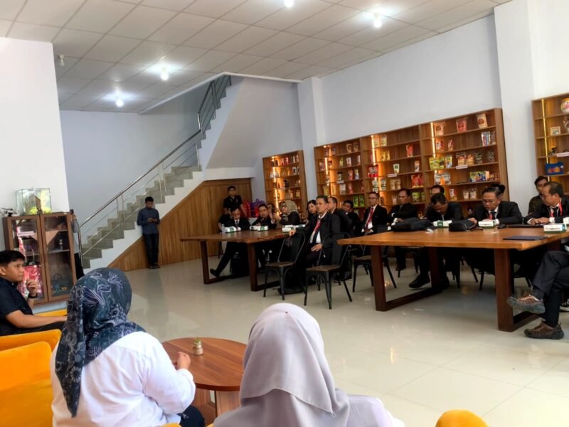 Rombongan peserta Pelatihan dan Kepemimpinan (Latpim) Bali melakukan visitasi di Kota Makassar. Pengumpulan data lokus dilakukan di Inkubator UKM Kota Makassar, Jalan A.P Pettarani No. 4D, Rabu (05/07/2023)