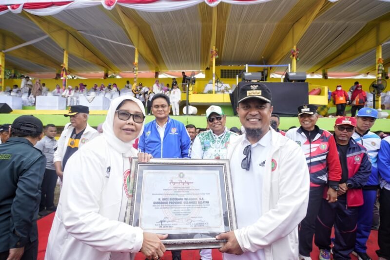 Gubernur Sulawesi Selatan, Andi Sudirman Sulaiman terima penghargaan pada Pekan Olahraga dan Seni (Porseni) VI Persatuan Guru Republik Indonesia (PGRI) Tingkat Provinsi dari 24 Kabupaten/Kota se-Sulawesi Selatan di Kabupaten Soppeng, Selasa (25/07/2023)