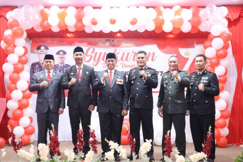 Usai mengikuti Upacara Peringatan Hari Bhayangkara ke-77, Bupati Wajo, Amran Mahmud dan Wakil Bupati, Amran bersama Forkopimda dan undangan lainnya menghadiri Syukuran Hari Bhayangkara yang ke-77 yang digelar di Aula Sandi Mapolres Wajo, Sabtu (1/7/2023)
