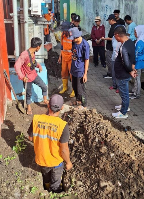 Pemerintah Kecamatan Bontoala menggelar kerjabakti seluruh Lurah, ASN dan Laskar Pelangi bersama dengan Satgas Kebersihan dan Masyarakat Kelurahan Timongan Lompoa, Minggu (02/07/2023)