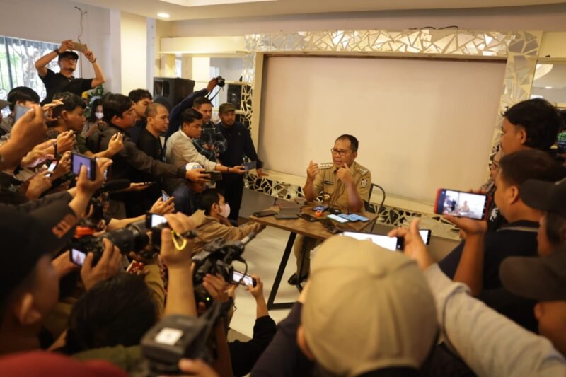 Wali Kota Makassar,  Danny Pomanto gelar konferensi pers menyatakan sikap untuk mundur dari keanggotaan Partai Nasdem di Jalan Topaz, Panakkukang, Senin (03/07/2023)