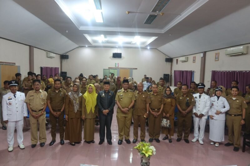 Bupati Wajo Amran Mahmud melantik dan mengambil sumpah jabatan Pegawai Negeri Sipil (PNS) yang diangkat dalam jabatan Administrator, jabatan Pengawas dan Jabatan Fungsional Lingkungan Pemkab Wajo di Aula Kantor BKPSDM Wajo, Senin (3/7/2023)