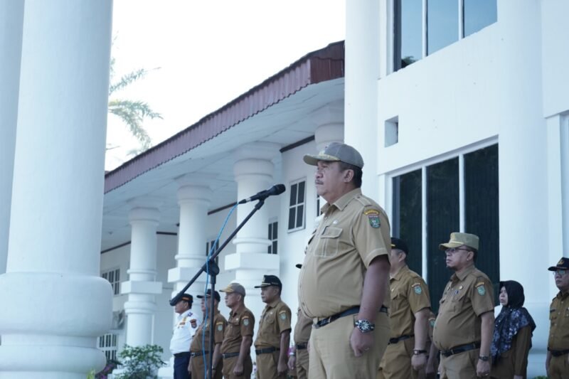 Wakil Bupati Asahan Taufik Zainal Abidin  memimpin Apel gabungan bulan Juli di Halaman Kantor Bupati Asahan, Senin (03/07/2023)