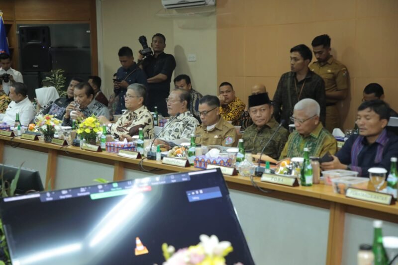 Bupati Asahan H. Surya, BSc mengikuti Rapat Umum Pemegang Saham Luar Biasa (RUPS-LB) PT Bank Sumut yang dipimpin langsung oleh Gubernur Sumatera Utara (Gubsu) Edy Rahmayadi di Ruang Rapat Kantor Bank Sumut Lantai 3, Jalan Imam Bonjol, Medan, Senin (03/07/2023)