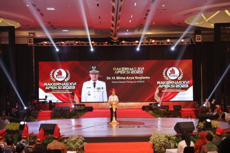 Ketua Asosiasi Pemerintah Kota Seluruh Indonesia (APEKSI), Bima Arya memberikan sambutan pada pembukaan Rakernas APEKSI ke XVI, di Upperhills, Rabu (12/07/2023)