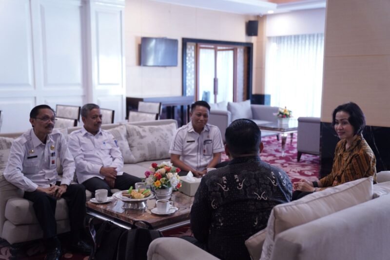 Penjabat (Pj) Sekertaris Daerah Provinsi Sulawesi Selatan (Sulsel), Andi Darmawan Bintang, memimpin Rapat Koordinasi dengan Direktur Koordinasi dan Supervisi Wilayah IV, KPK-RI, Dr. Ely Kusumastuti, di Toraja Room, Kantor Gubernur Sulsel, Rabu (12/07/2023)