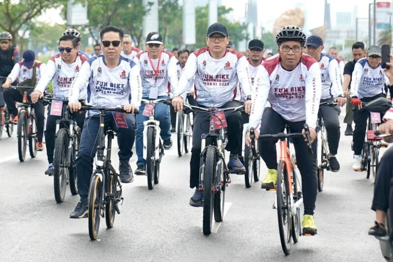 Wali Kota Makassar, Danny Pomanto bersama Bima Arya dan Wali Kota se-Indonesia gowes mengelilingi kawasan Jalan Metro Tanjung Bunga dan Center Point of Indonesia (CPI), Kamis (13/07/2023)