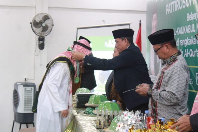 Bupati Wajo Amran Mahmud saat menghadiri Wisuda Hafiz Pondok Tahfiz Al-Qur'an As'adiyah Pattirosompe Pusat Sengkang yang digelar di Gedung Assa'adah, Sengkang, Minggu (16/7/2023)