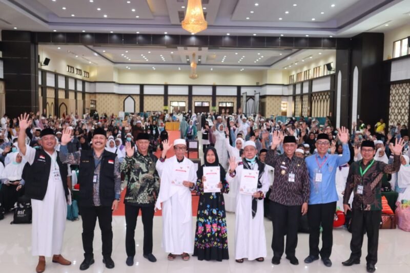 Bupati Wajo, Amran Mahmud menerima langsung jamaah haji di Asrama Haji Sudiang, Makassar, Kamis (20/7/2023)