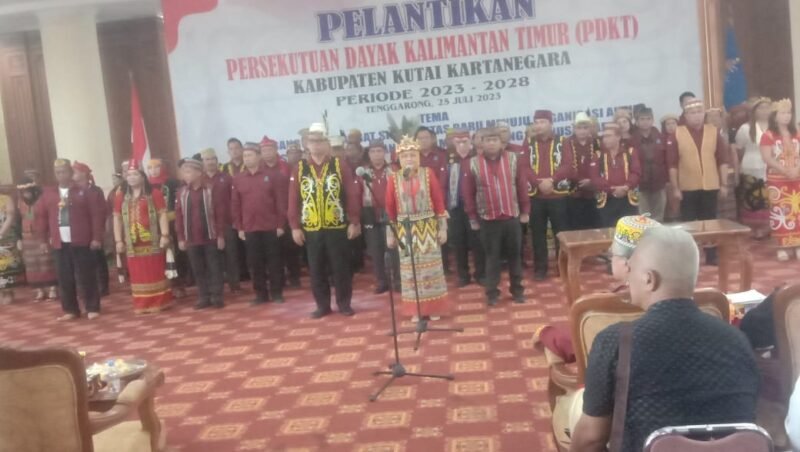 Pelantikan dan Pengukuhkan Pengurus Persekutuan Dayak Kalimantan Timur (PDKT) Kabupaten Kutai Kartanegara periode 2025-2028 di Gedung Putri Karang Melenu, Tenggarong, Kutai Kartanegara