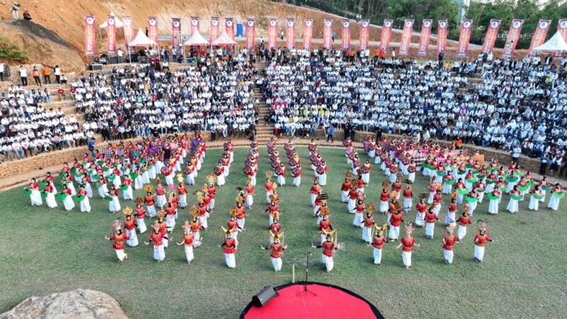 Sebanyak 250 pelajar se-Kota Makassar mempersembahkan Tari Kolosal dalam pembukaan Youth City Changer (YCC) Apeksi 2023 di Colloseum, Tokka Tena Rata, Maros, Senin (10/07/2023)